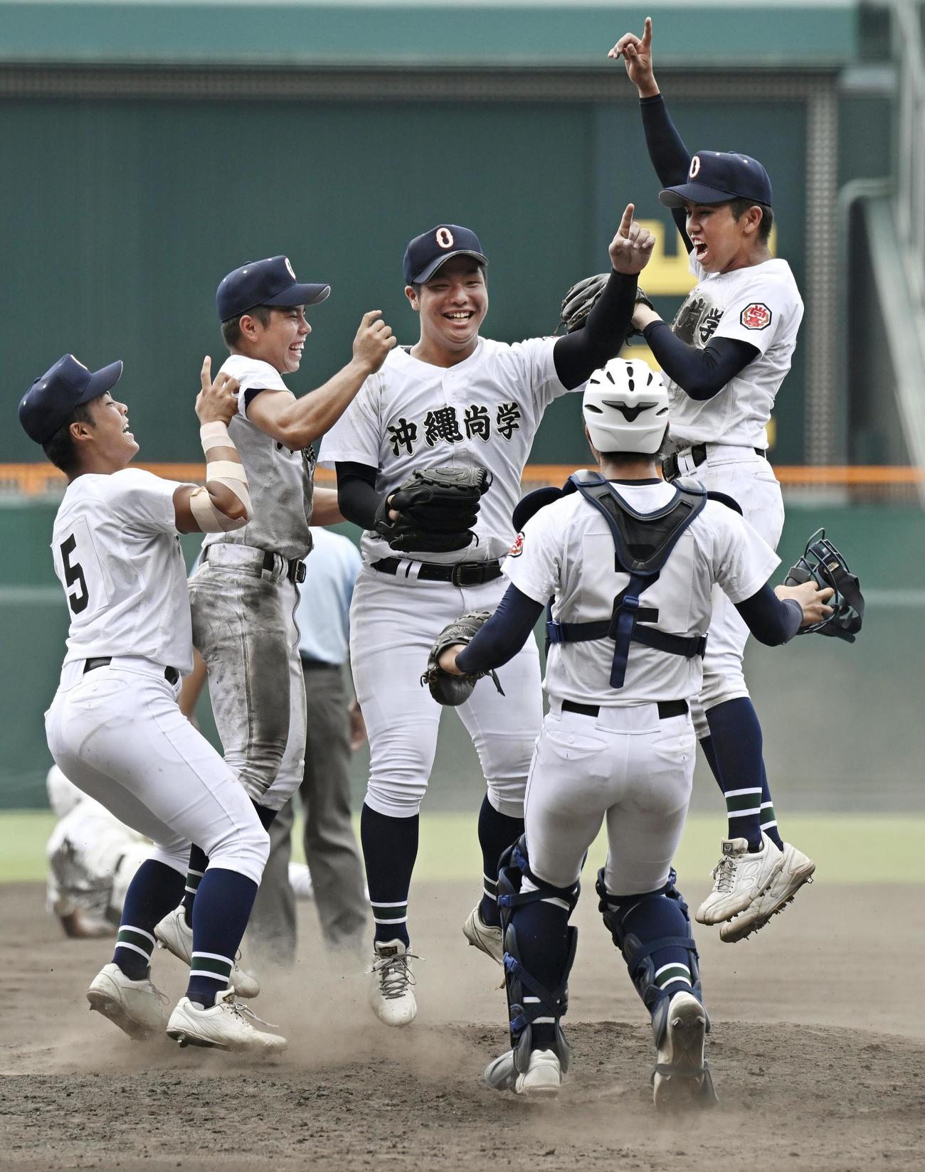 第107回全国高校野球選手権大会決勝で日大三を破り、初優勝を果たして喜ぶ沖縄尚学ナイン（共同）