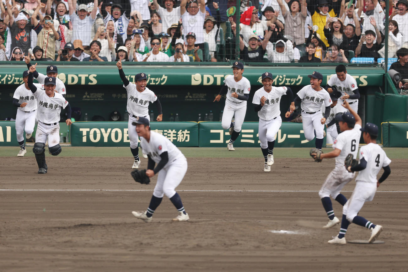 沖縄尚学対日大三　日大三を破り優勝を決め、マウンドに向かって駆け出す沖縄尚学の選手たち（撮影・前田充）