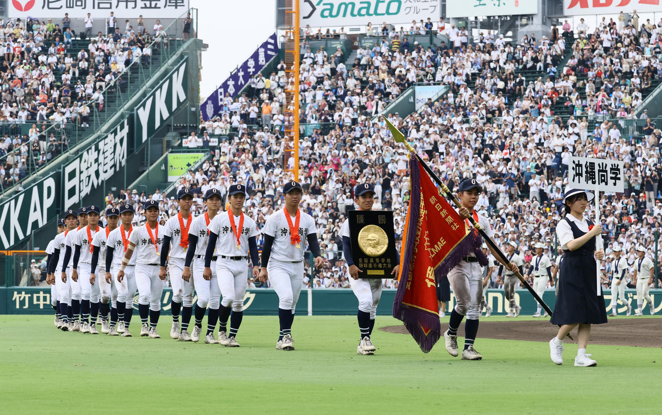 沖縄尚学対日大三　優勝旗を手に場内1周する沖縄尚学ナイン（撮影・藤尾明華）