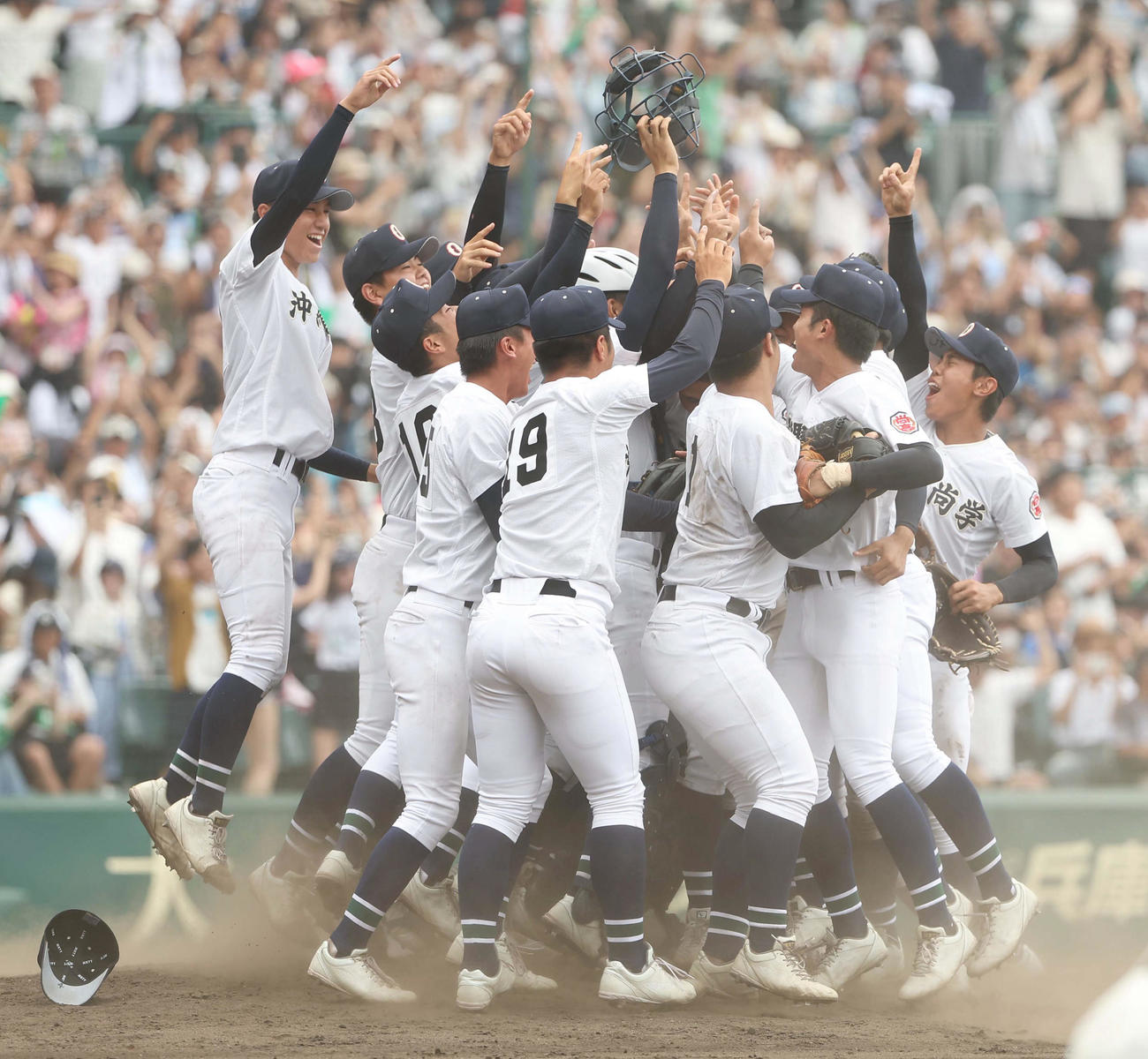 沖縄尚学対日大三　優勝した沖縄尚学ナインは喜びを爆発させる（撮影・上田博志）