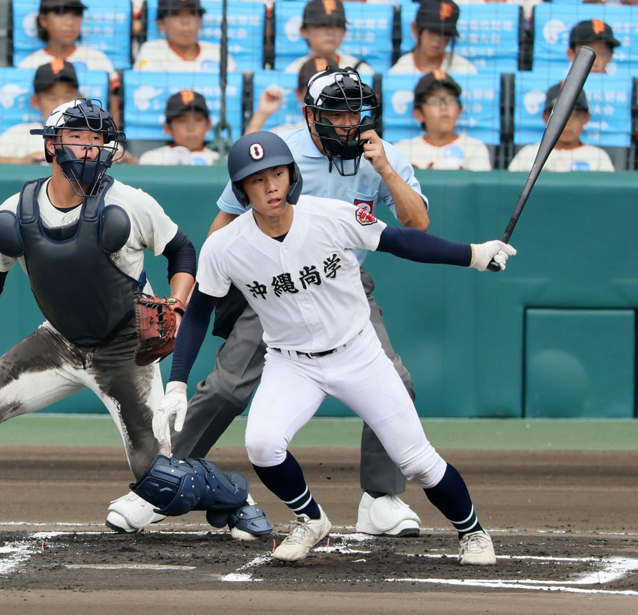 沖縄尚学対日大三　6回表沖縄尚学2死二塁、宜野座は左前適時打を放ち勝ち越しに成功（撮影・加藤哉）