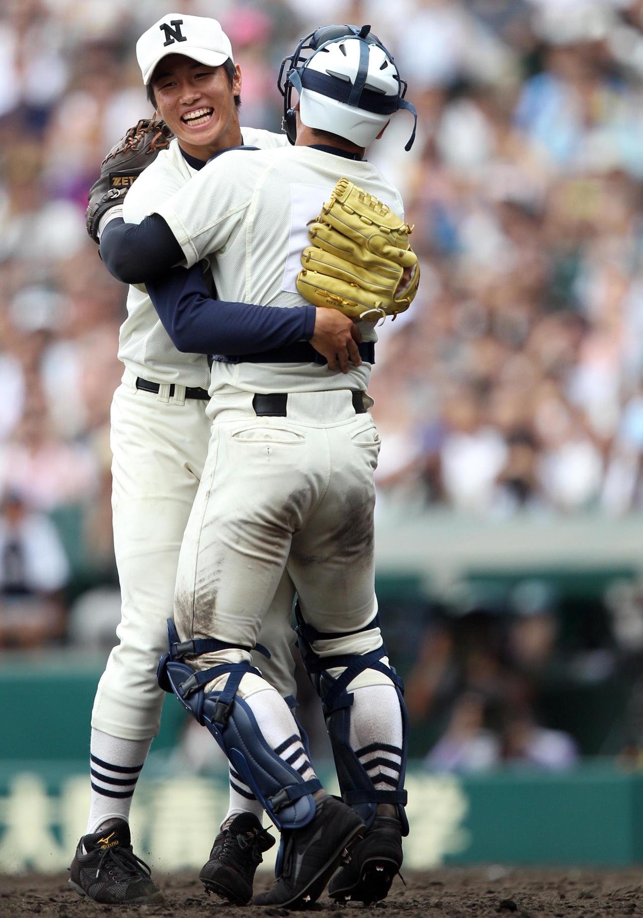 光星学院対日大三　優勝を決め、捕手の鈴木（右）と抱き合って喜ぶ吉永＝2011年8月20日、甲子園球場