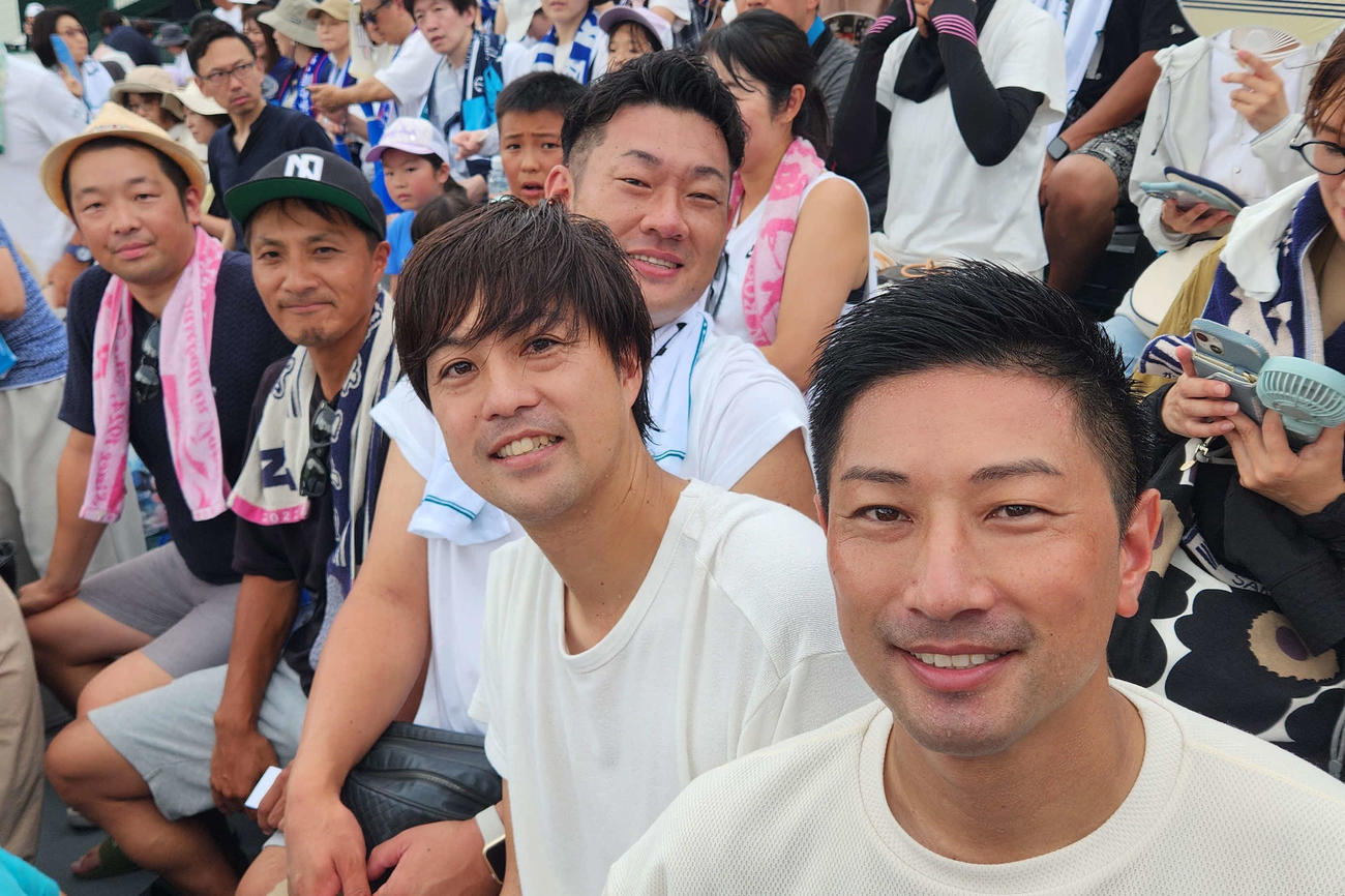 アルプスで応援する日大三の01年優勝メンバー