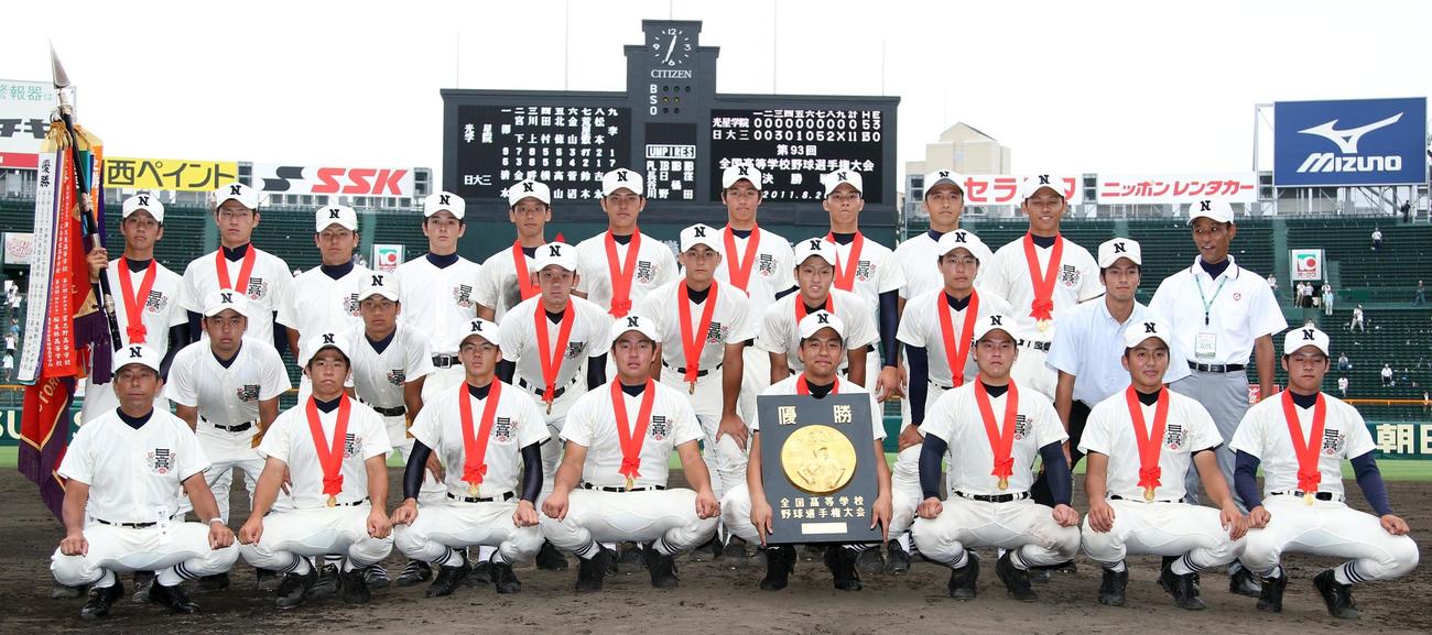 光星学院対日大三　試合後、集合写真で笑顔を見せる日大三ナイン（撮影・田崎高広）