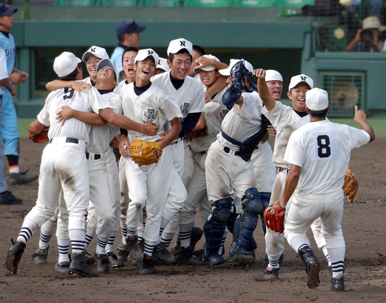 第83回全国高校野球大会決勝　近江対日大三　初優勝を決めた日大三ナインは、大喜びで抱き合う＝2001年8月22日