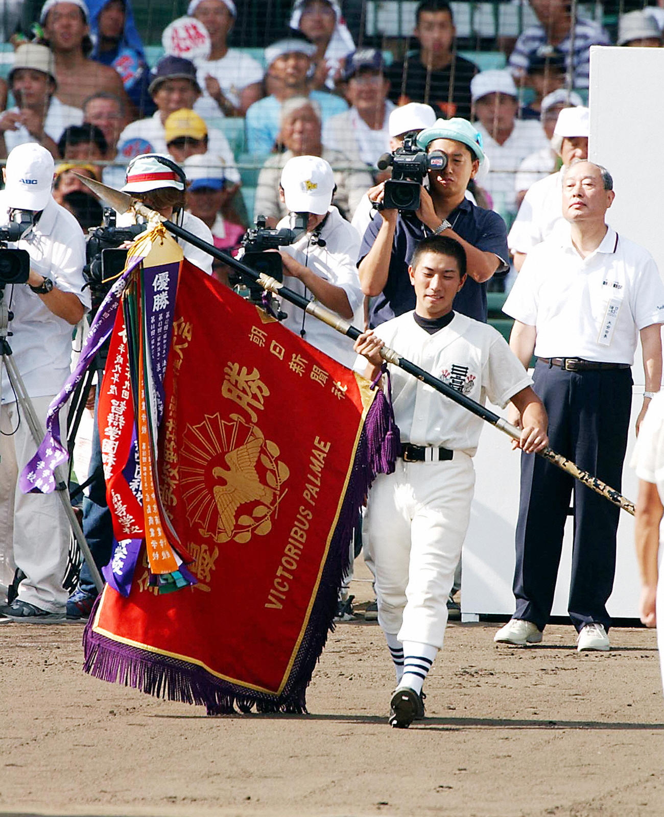 近江対日大三　試合には出場しなかったが、表彰式で深紅の大優勝旗を受け取った日大三の杉山智広主将＝2001年8月22日