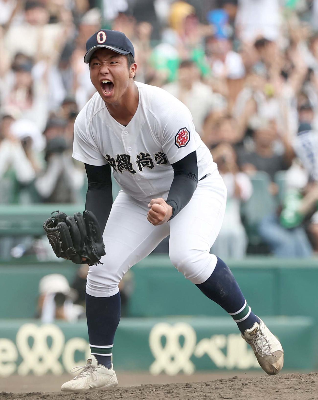 沖縄尚学対日大三　優勝を決めた沖縄尚学エース末吉は雄たけびを上げながらガッツポーズをする（撮影・上田博志）