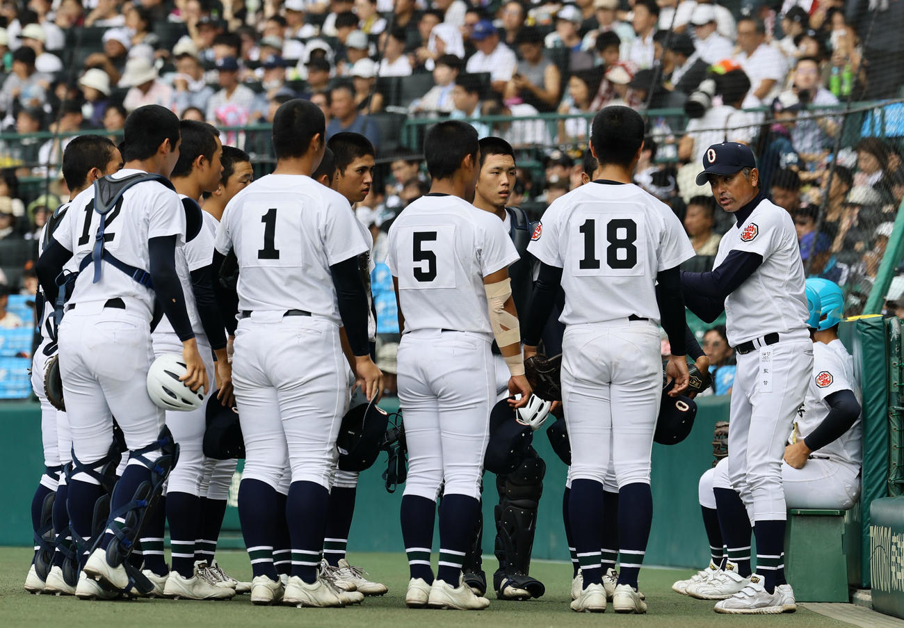 沖縄尚学対日大三　4回を終え、選手に声をかける沖縄尚学・比嘉監督（右端）（撮影・藤尾明華）