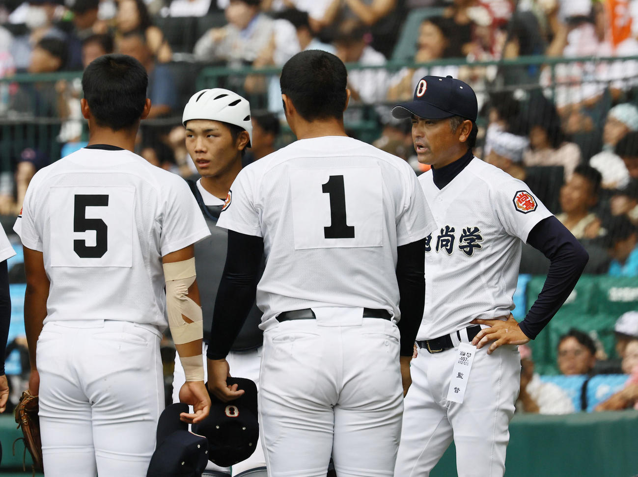 沖縄尚学対日大三　2回を終え、選手に声をかける沖縄尚学・比嘉監督（撮影・藤尾明華）