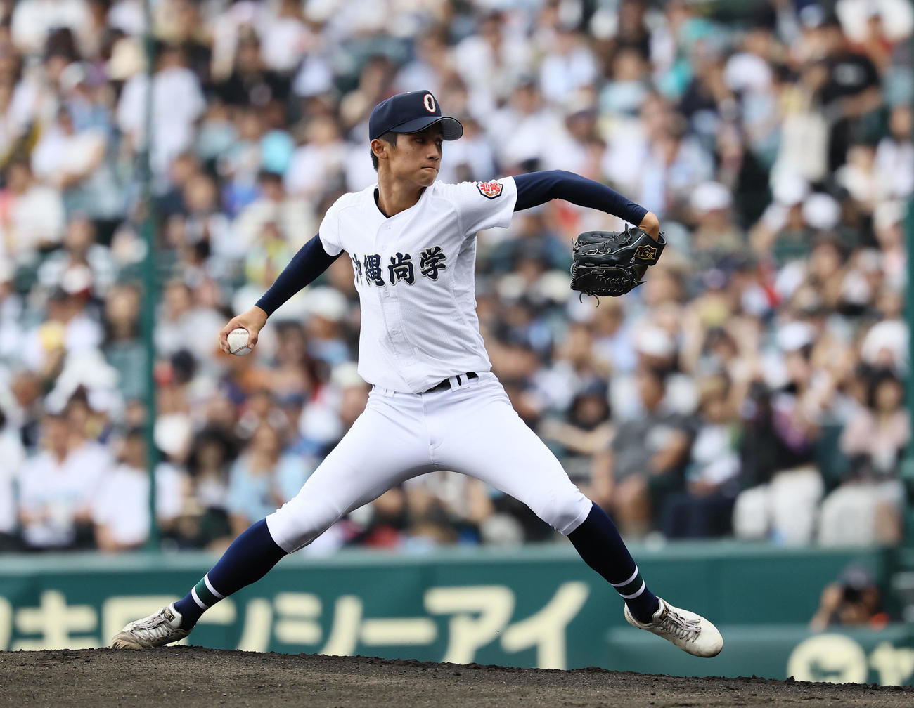 沖縄尚学対日大三　沖縄尚学先発の新垣有（撮影・藤尾明華）