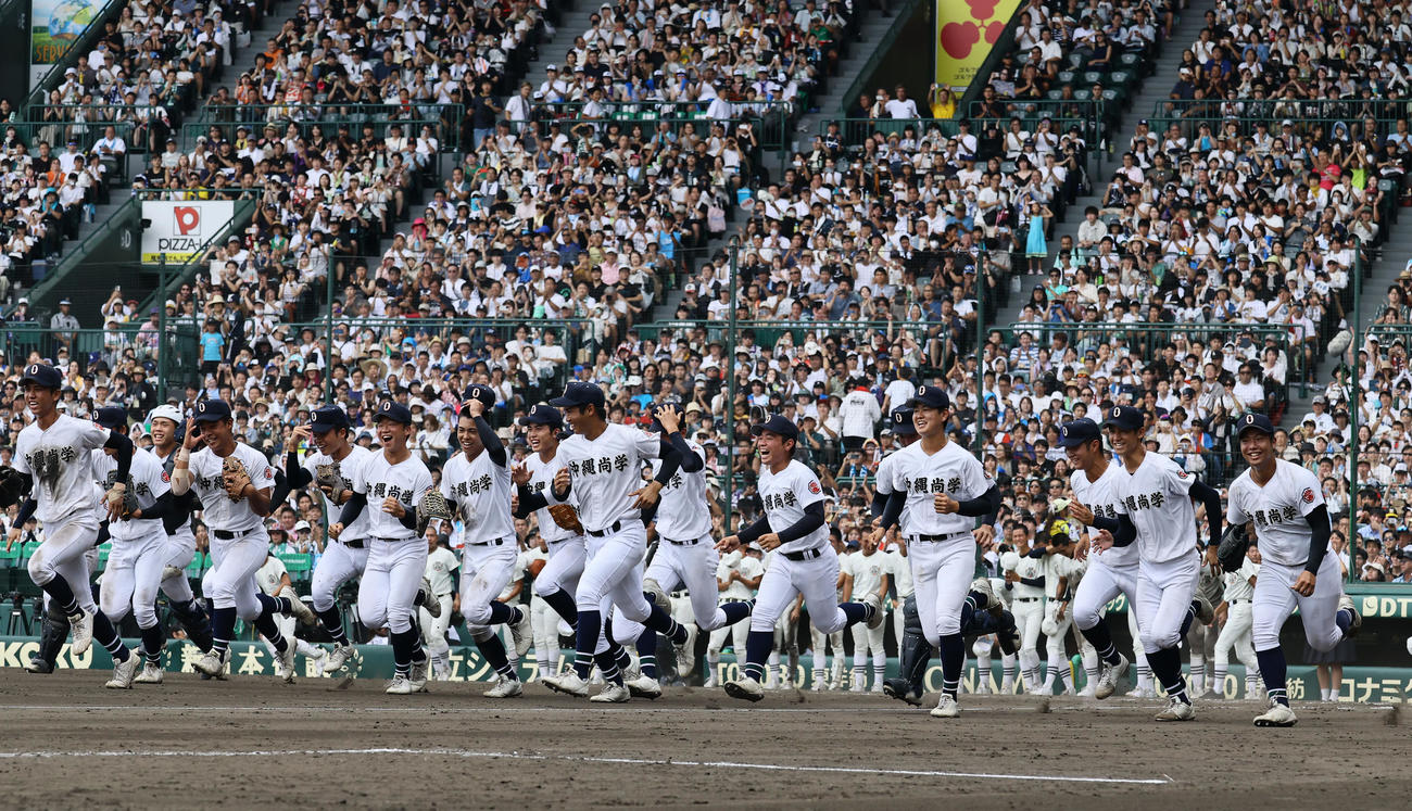 沖縄尚学対日大三　優勝を飾り、アルプスに駆けだす沖縄尚学ナイン（撮影・藤尾明華）