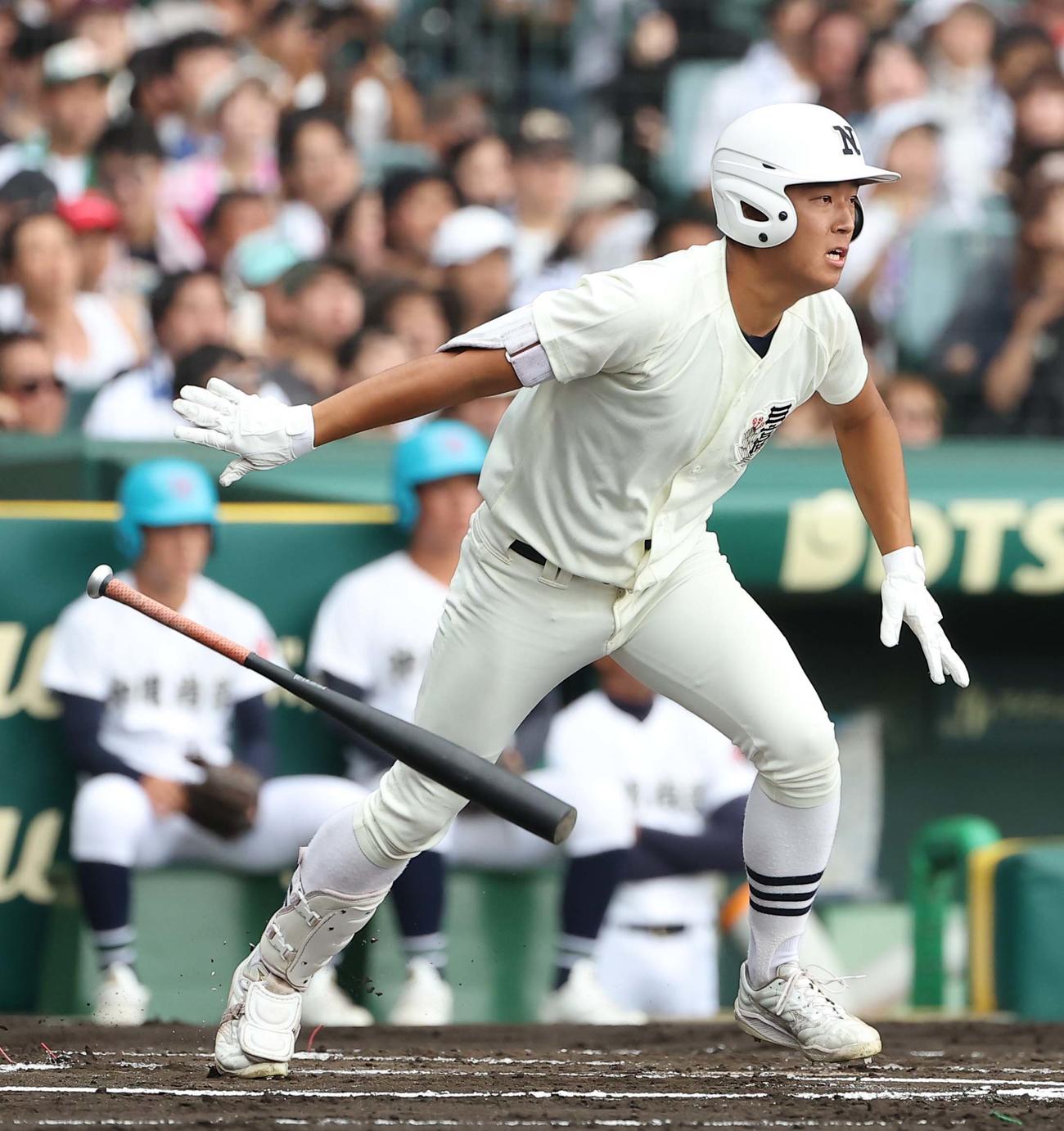 沖縄尚学対日大三　1回裏日大三1死二塁、本間は先制適時二塁打を放つ（撮影・上田博志）