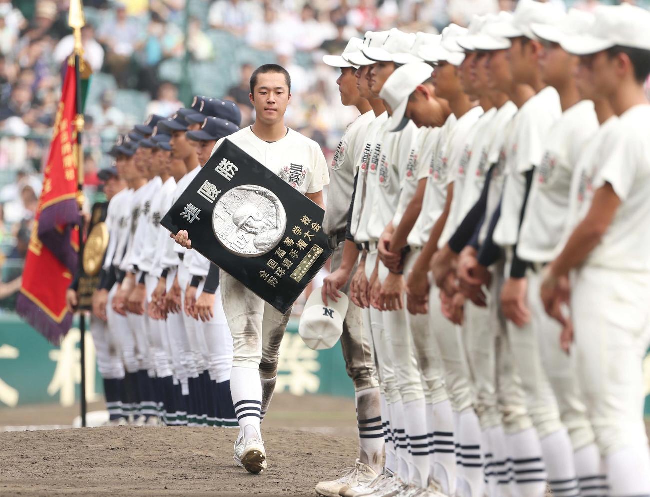 沖縄尚学対日大三　準優勝盾を手に整列に戻る日大三・本間主将（撮影・上田博志）