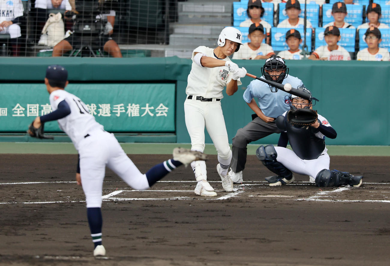 沖縄尚学対日大三　1回裏日大三1死二塁、本間は右中間へ適時二塁打を放つ。投手新垣有（撮影・加藤哉）