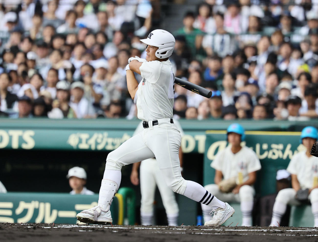 沖縄尚学対日大三　1回裏日大三1死二塁、本間は右中間に先制適時二塁打を放つ（撮影・藤尾明華）