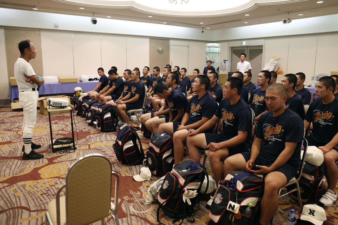沖縄尚学対日大三　試合に敗れ宿舎に戻り、三木監督（左）の話を涙ながらに聞く日大三の選手たち（撮影・前田充）