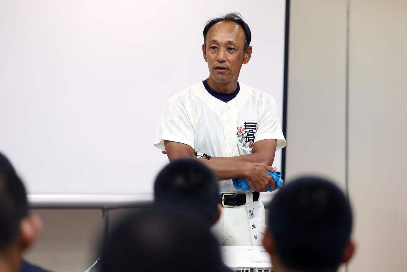 沖縄尚学対日大三　試合に敗れ宿舎に戻り、選手たちに話をする日大三・三木監督（撮影・前田充）