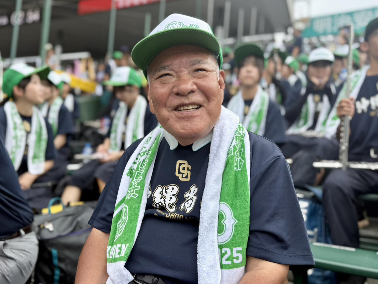 沖縄尚学対日大三　決勝　沖縄尚学の演奏の指揮者で市尼崎吹奏楽部・羽地靖隆総監督。長年、沖縄尚学が甲子園に出場した際の演奏に全て携わってきた（撮影・中島麗）