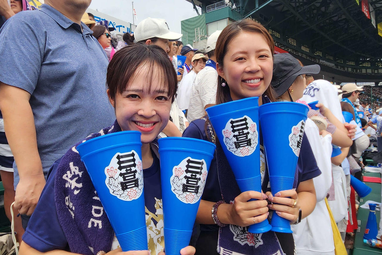 準々決勝でアルプスから声援をおくる日大三・本間律輝主将の姉遥香さん（左）と彩香さん
