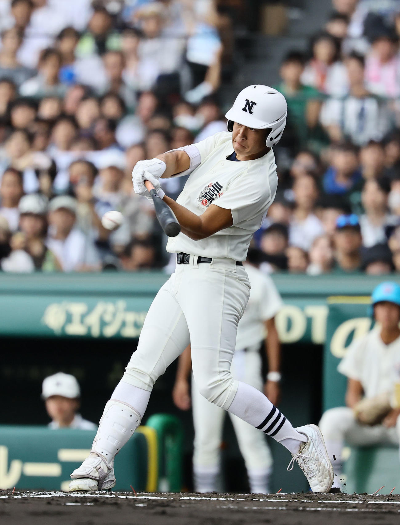 沖縄尚学対日大三　1回裏日大三1死二塁、本間は右中間に先制適時二塁打を放つ（撮影・藤尾明華）