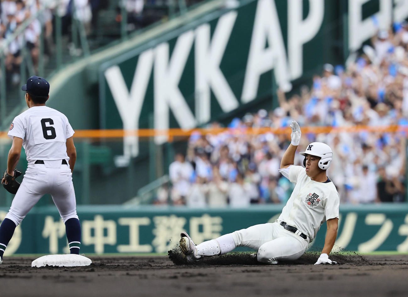 沖縄尚学対日大三　1回裏日大三1死二塁、本間は右中間に先制適時二塁打を放ち滑り込む（撮影・藤尾明華）