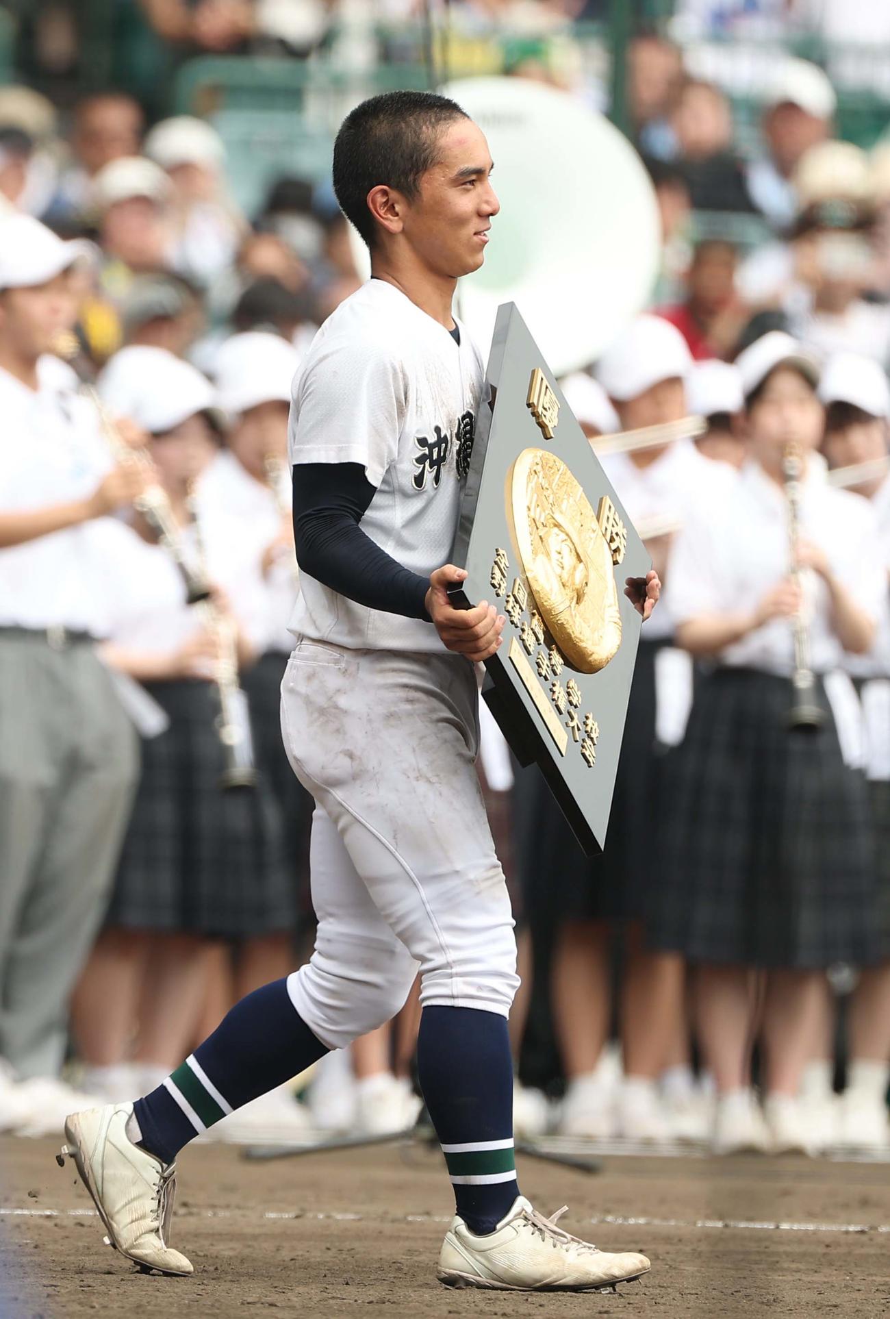 沖縄尚学対日大三　優勝盾を受け取る沖縄尚学・嶺井（撮影・上田博志）
