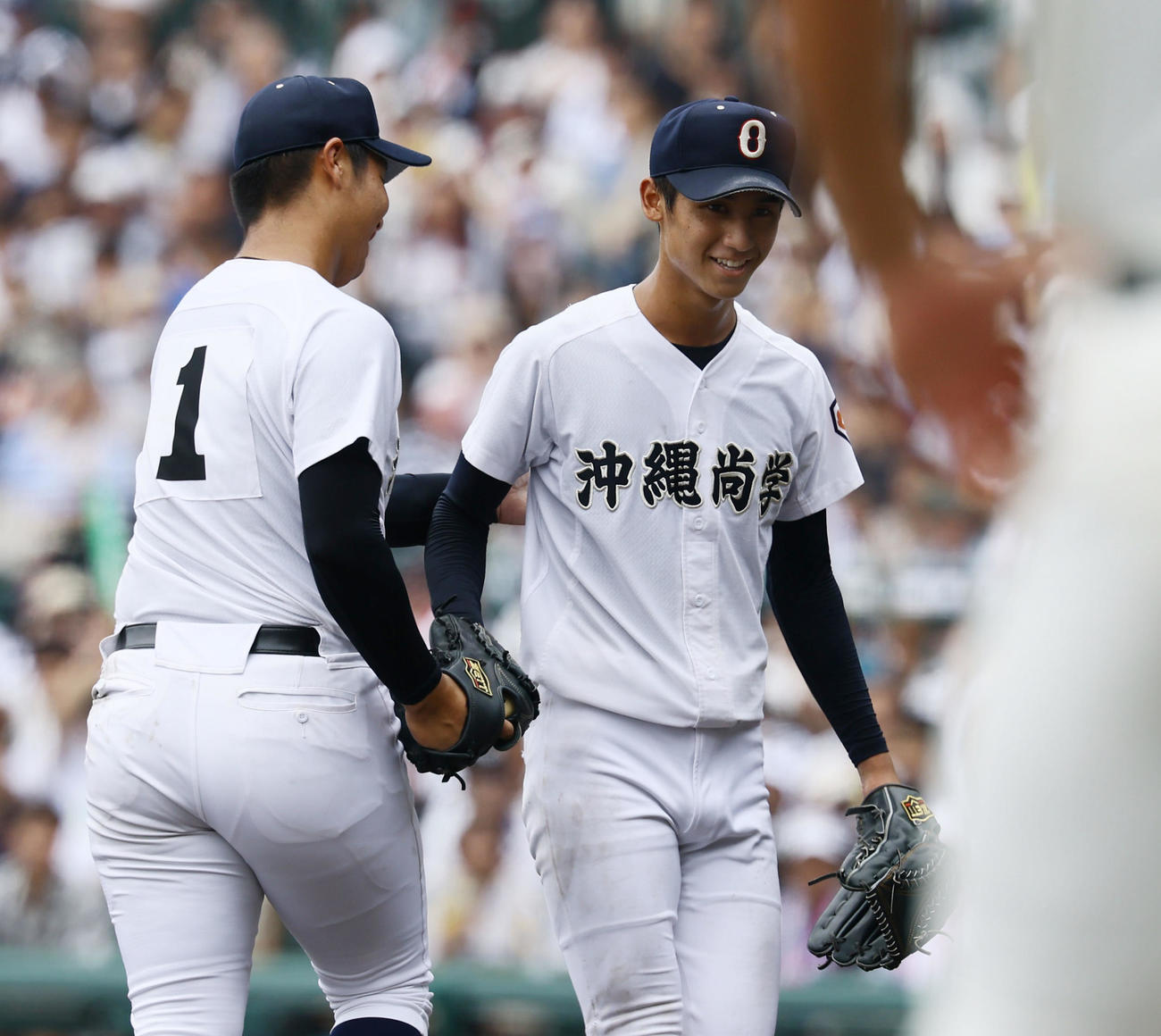 沖縄尚学対日大三　8回途中、末吉にボールを渡し降板する沖縄尚学・新垣有（撮影・藤尾明華）