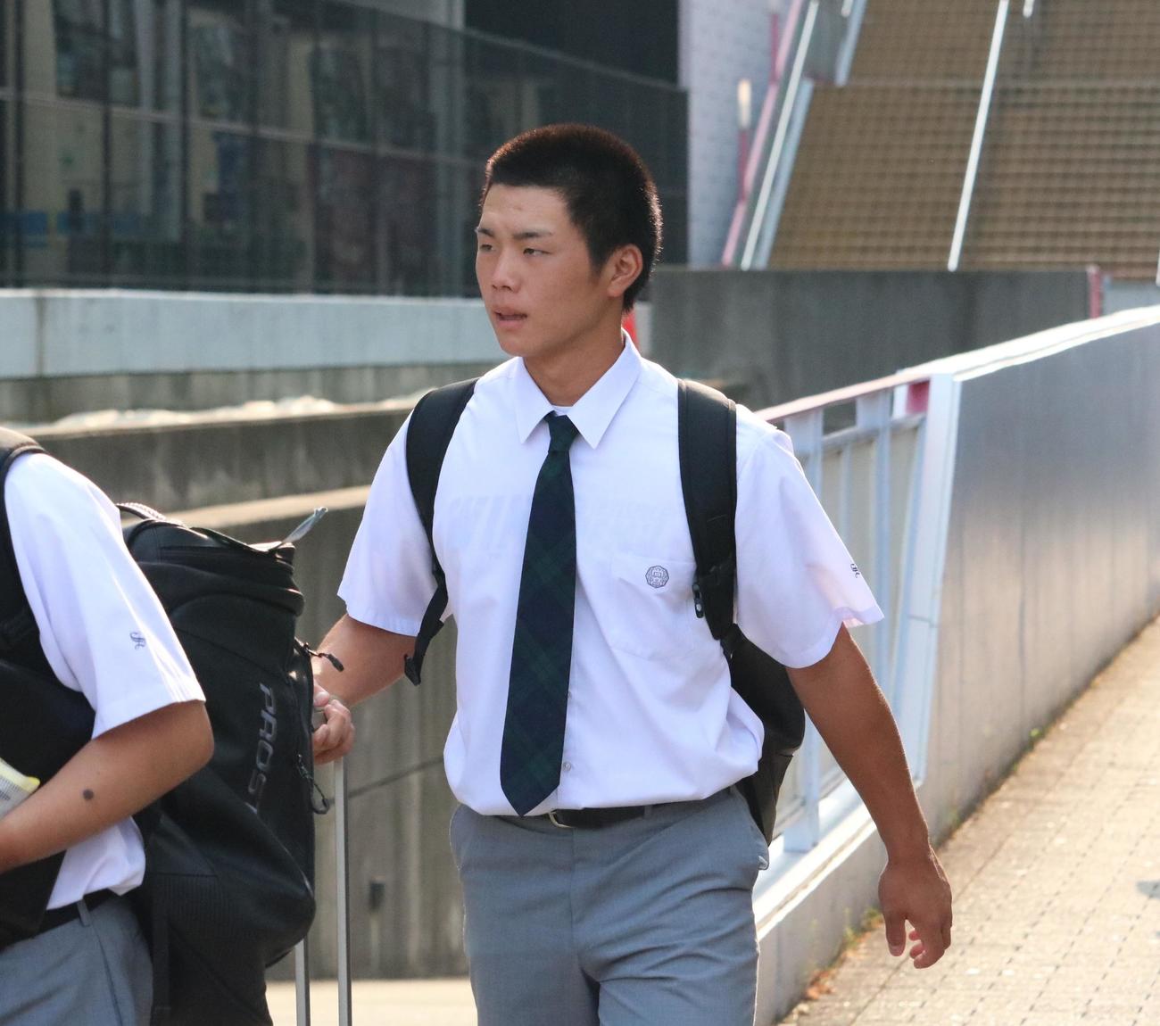 沖縄尚学の宜野座が荷物を手に帰路につく（撮影・林亮佑）