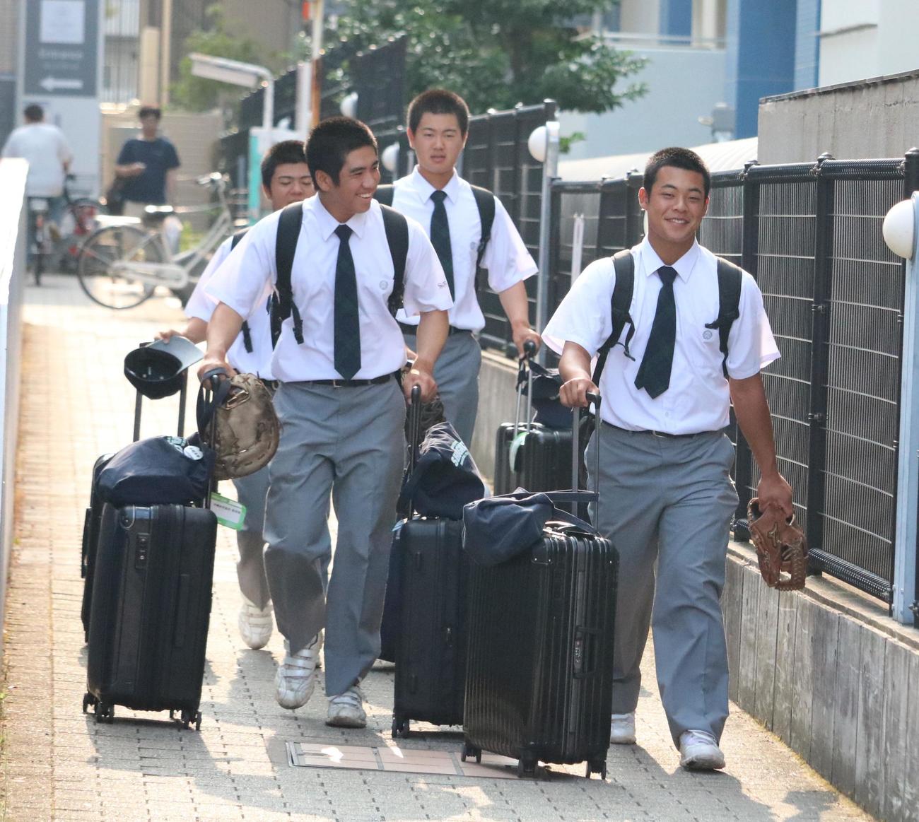沖縄尚学ナインが荷物を手に帰路につく（撮影・林亮佑）