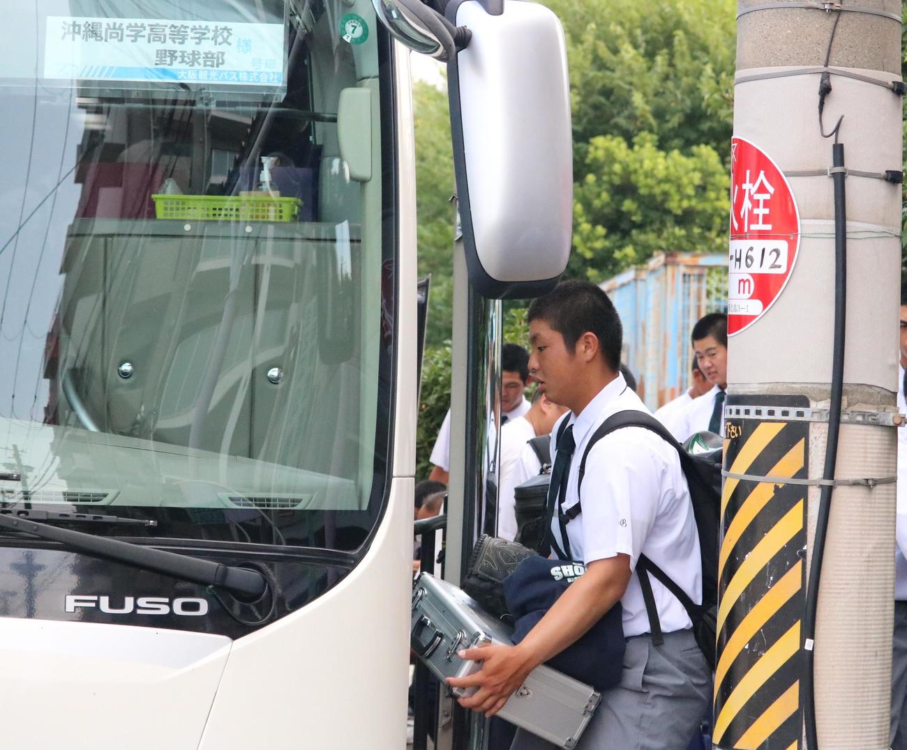 沖縄尚学の末吉が野球道具などを手にバスに乗り込む（撮影・林亮佑）