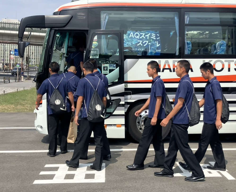 全国高校野球選手権大会決勝から一夜明け、宿舎を後にする準優勝・日大三ナイン（撮影・北村健龍）