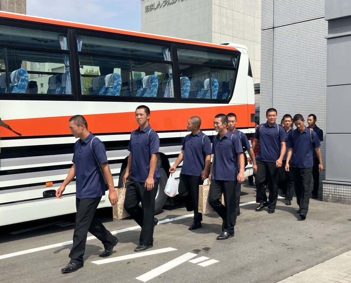 全国高校野球選手権大会決勝から一夜明け、宿舎を後にする準優勝・日大三ナイン（撮影・北村健龍）