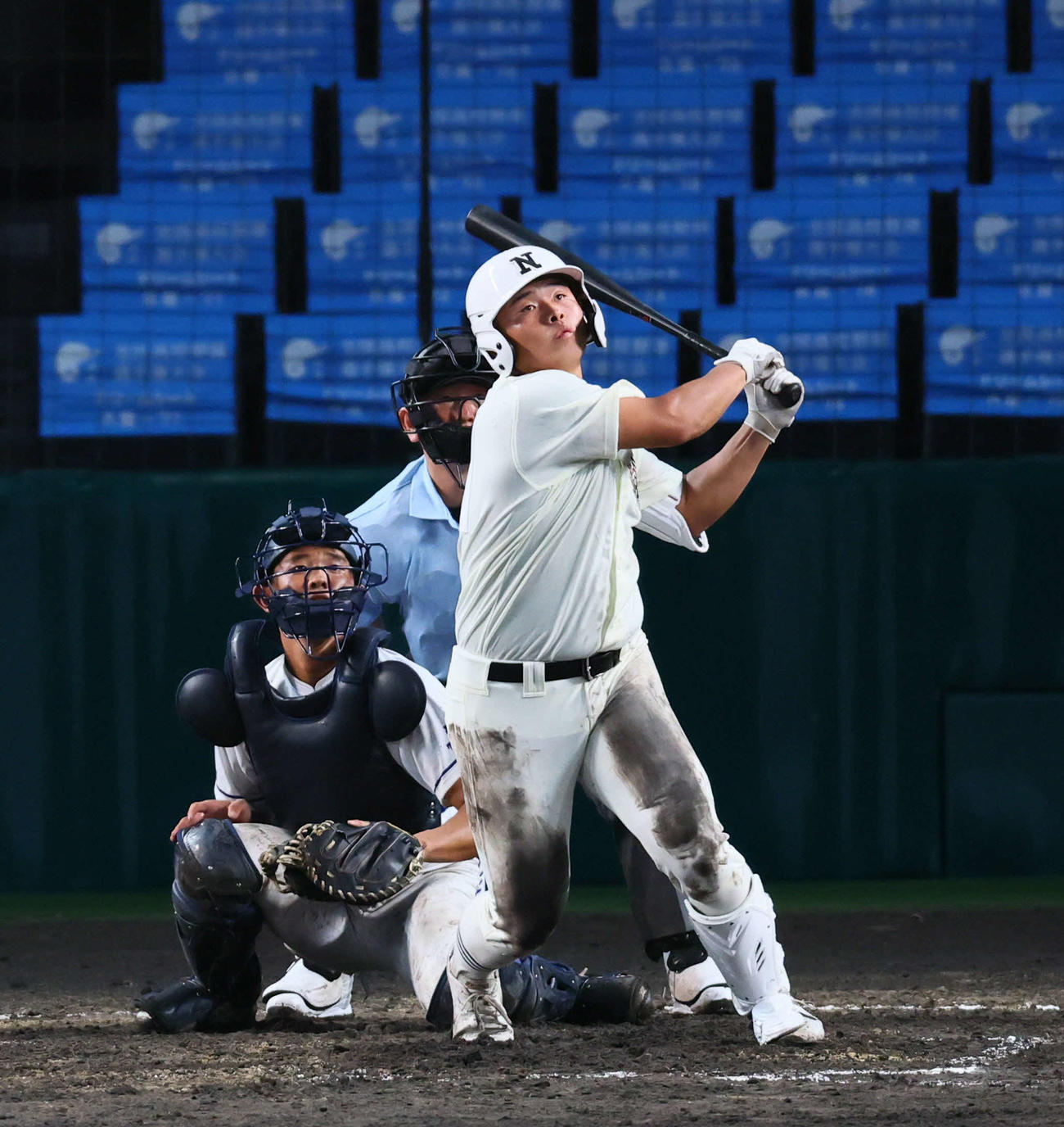 豊橋中央対日大三　左越えに勝ち越し本塁打を放つ日大三・田中諒（2025年8月11日撮影）