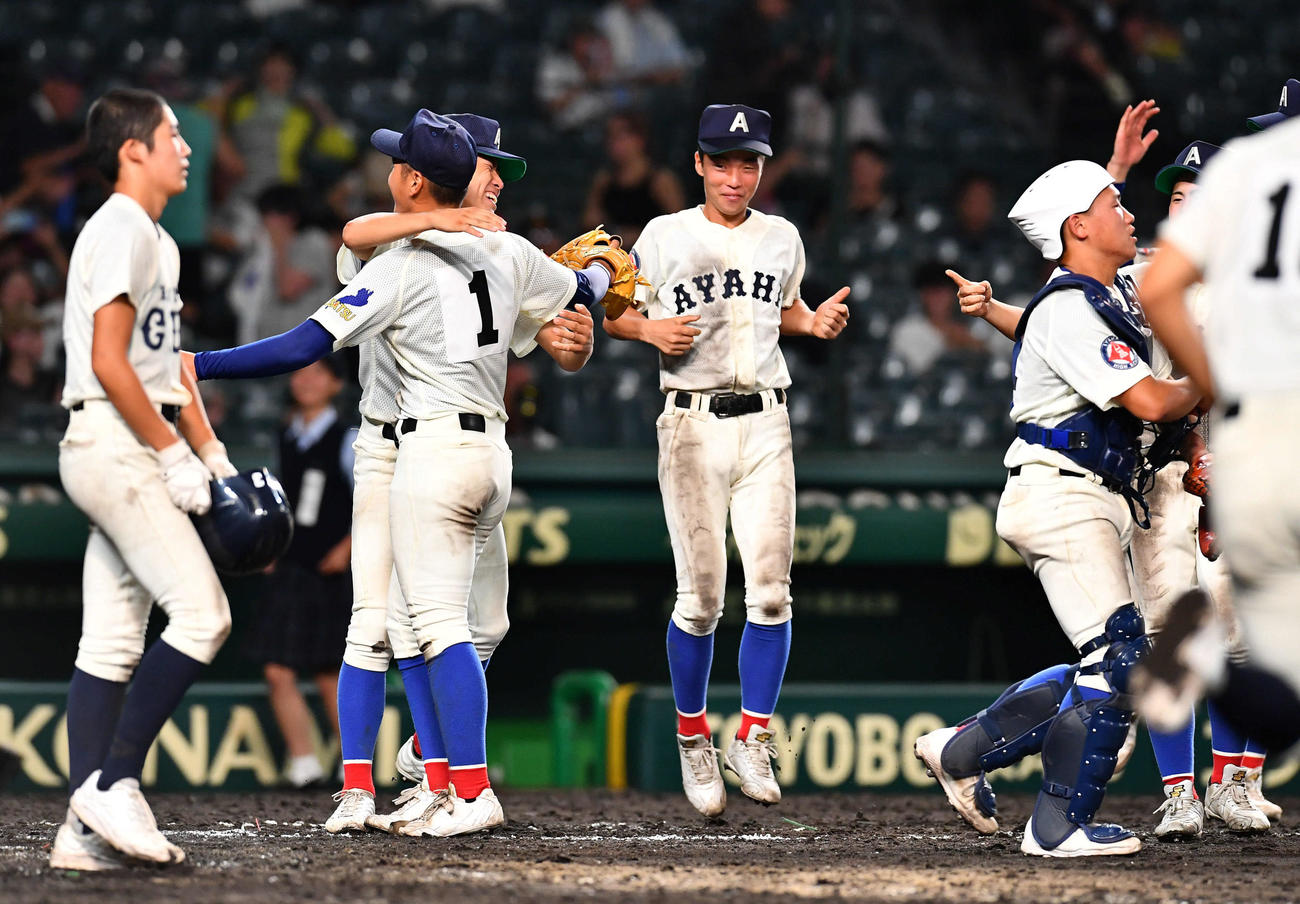 高知中央に勝利し、喜びを分かち合う綾羽ナイン（2025年8月8日撮影）