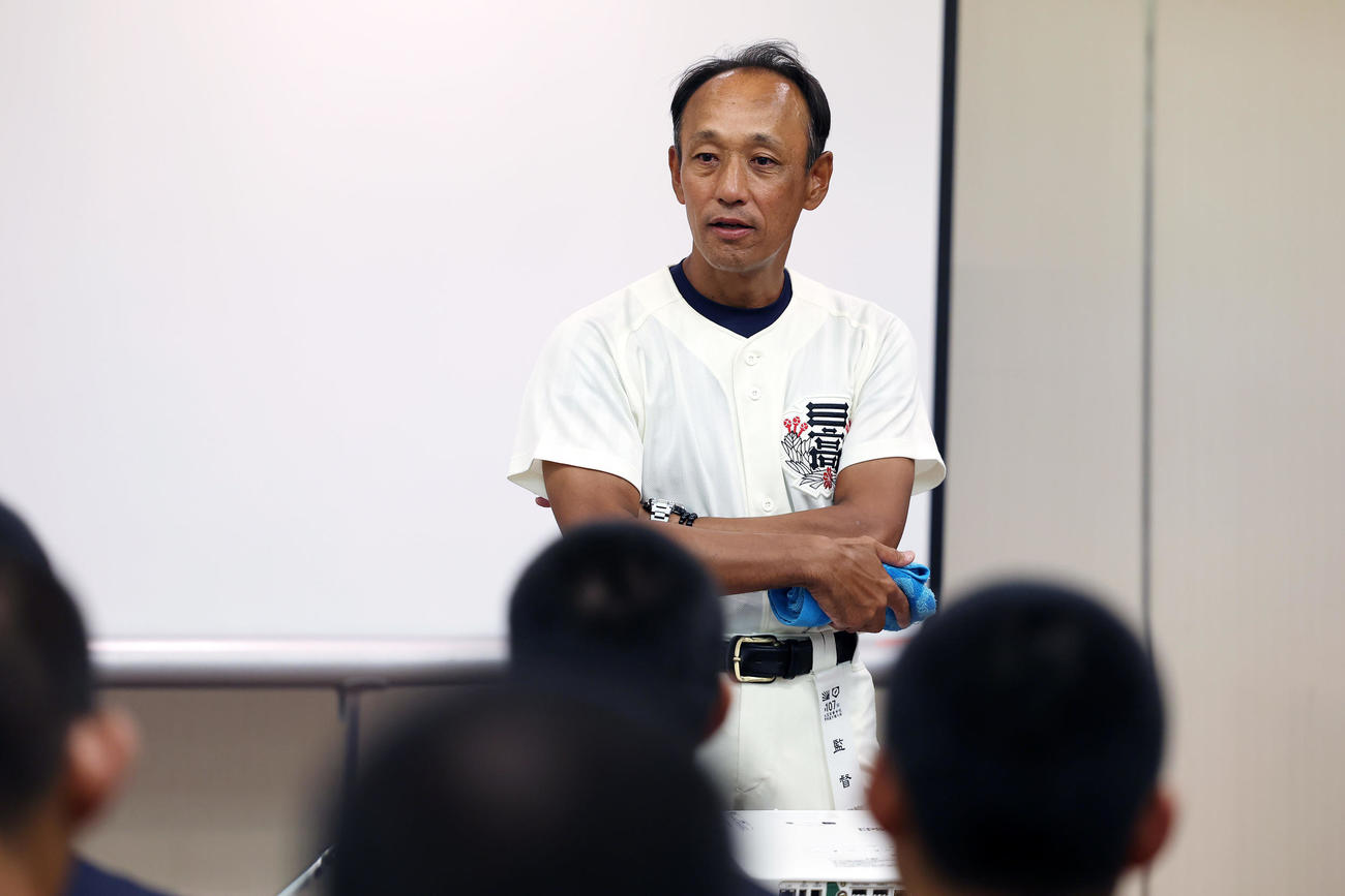 沖縄尚学対日大三　試合に敗れ宿舎に戻り、選手たちに話をする日大三・日大三・三木監督（撮影・前田充）