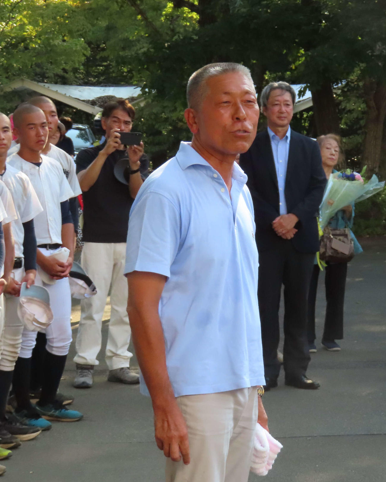 全国高校野球選手権大会決勝から一夜明け、日大三ナインにあいさつをする前監督・小倉全由氏（撮影・北村健龍）