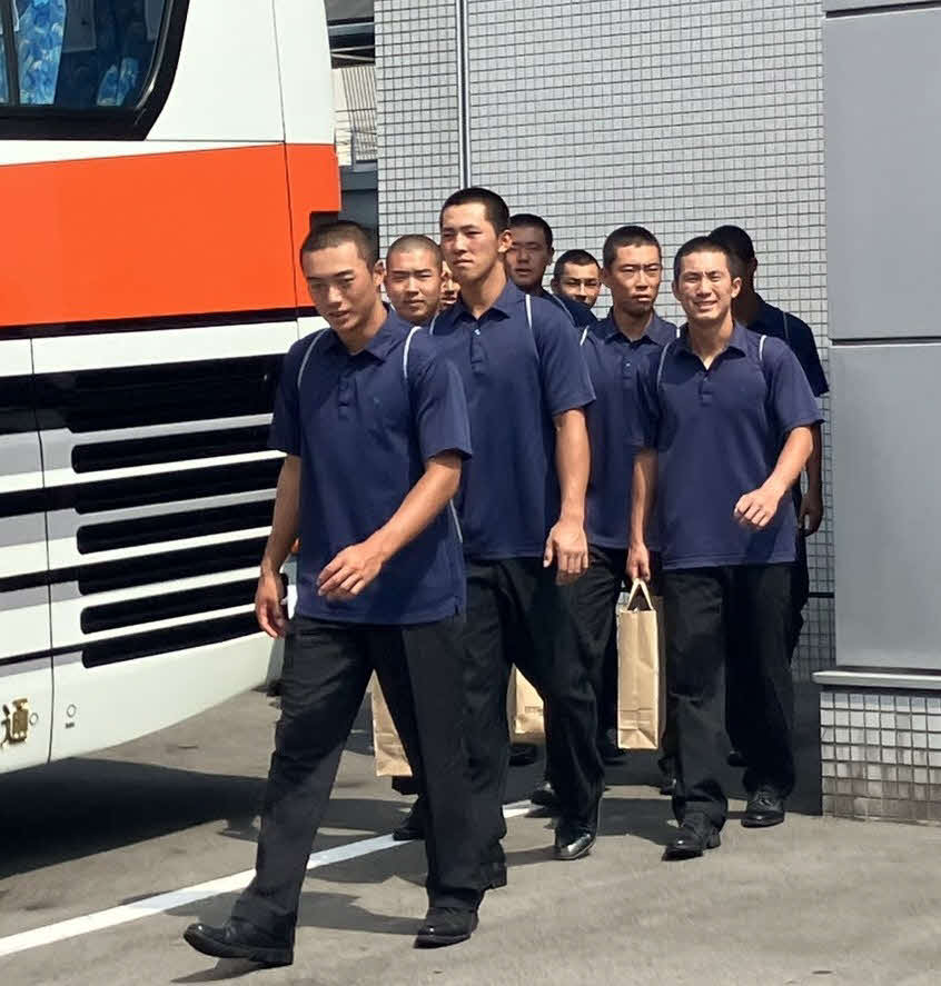 決勝から一夜明け、宿舎を後にする準優勝の日大三ナイン（撮影・北村健龍）