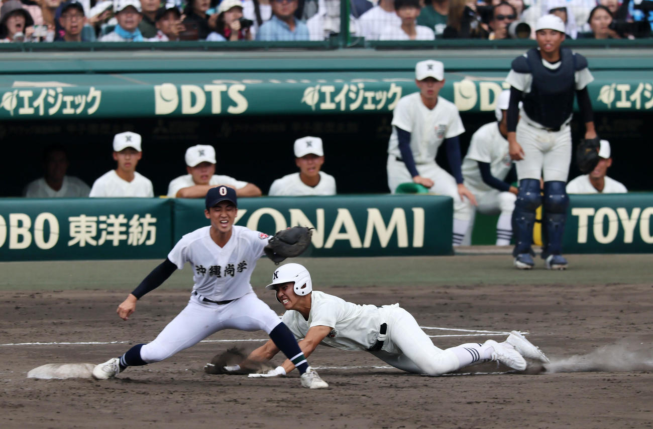 沖縄尚学対日大三　9回裏日大三1死一、二塁、代打永野は遊ゴロ併殺に倒れ試合終了。一塁手新垣瑞（撮影・加藤哉）
