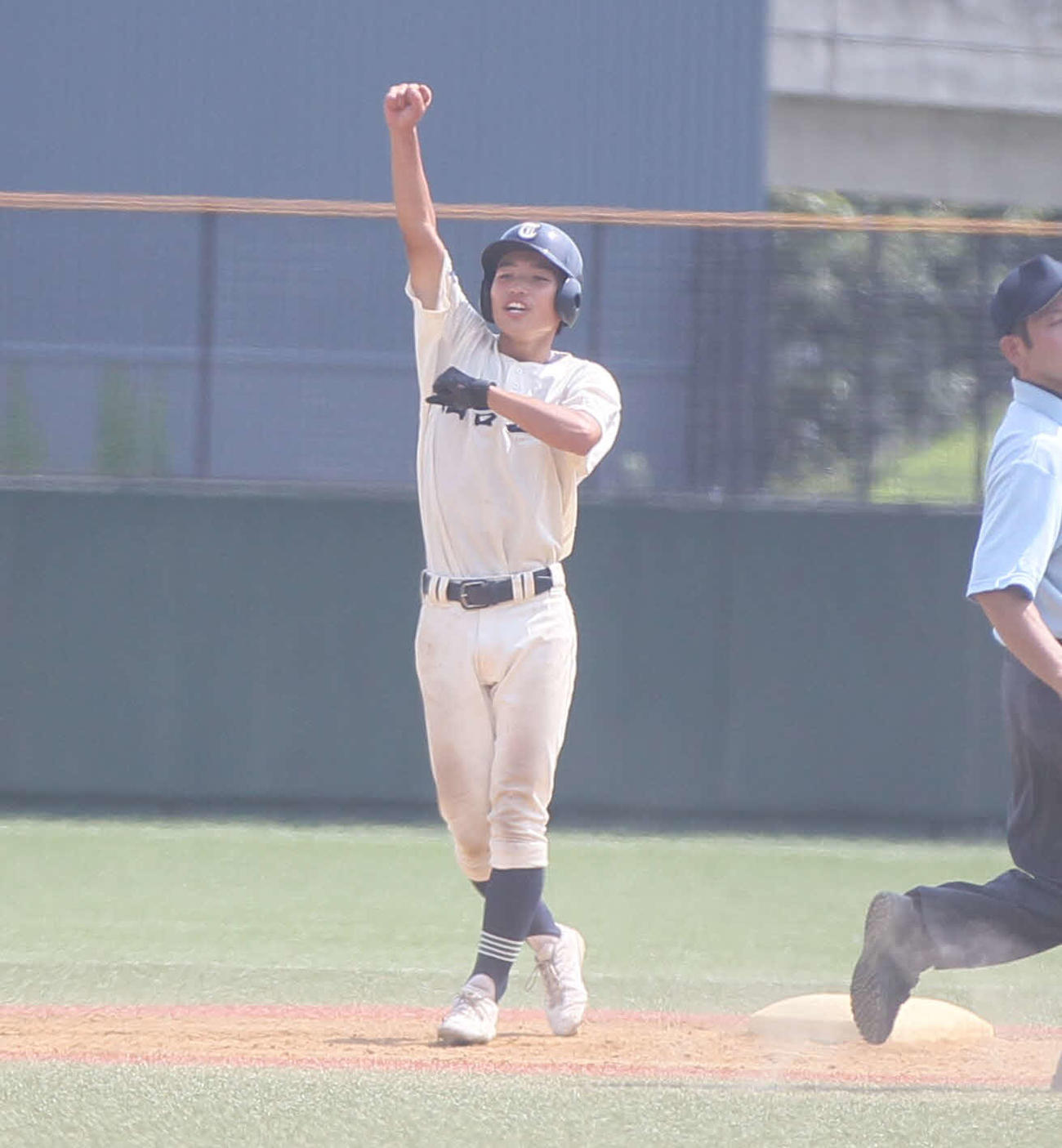 仙台商対仙台三　4回、3点適時打を放ち喜ぶ仙台三・加賀（撮影・高橋香奈）