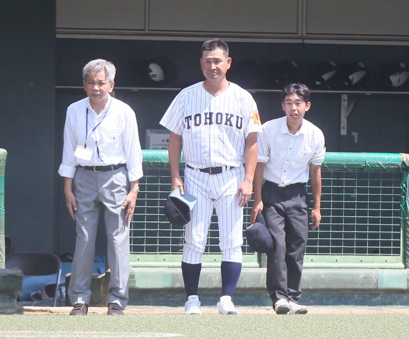 泉対東北　試合後、泉ベンチに挨拶をする東北・我妻敏監督（中央）（撮影・高橋香奈）