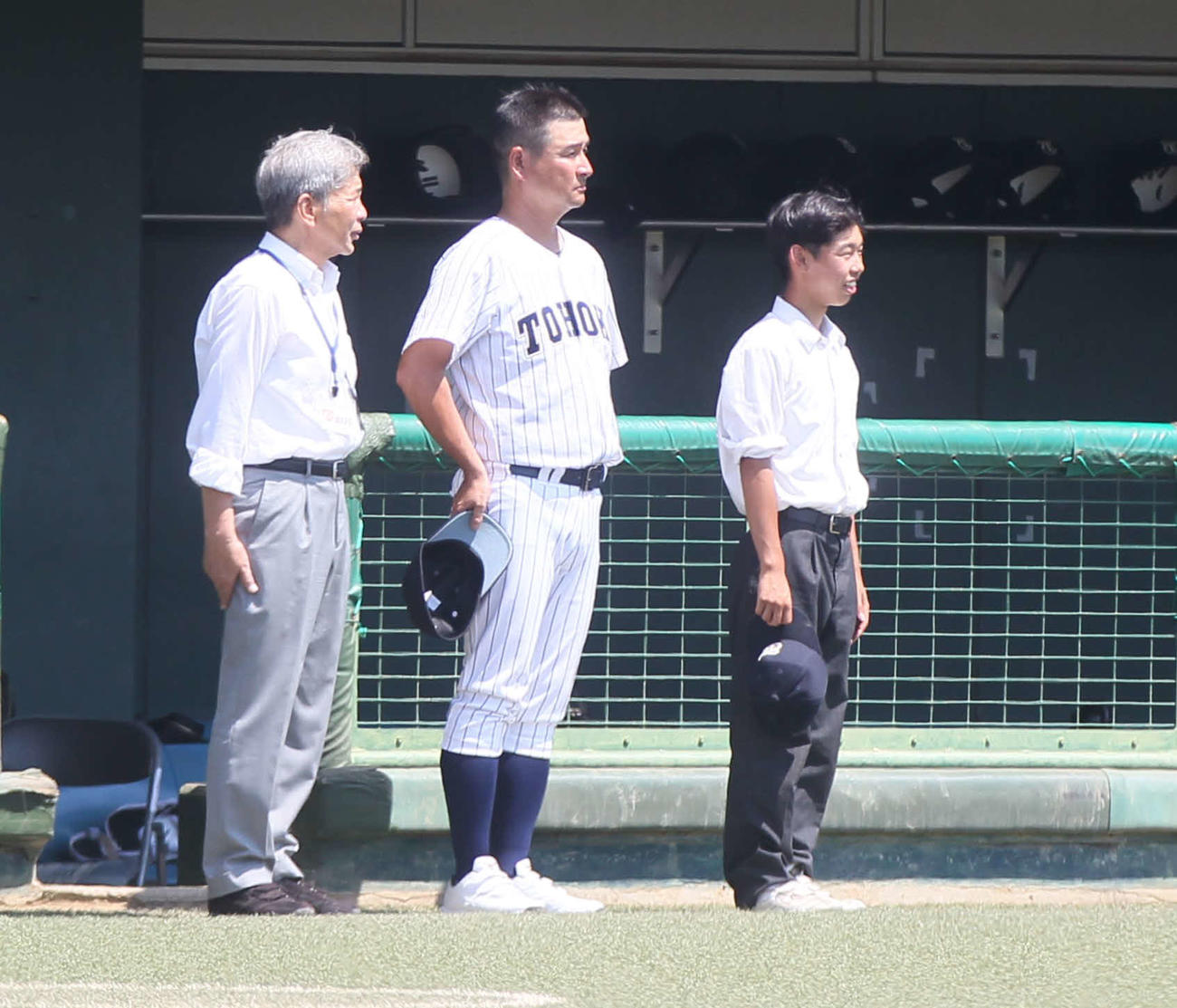 泉対東北　校歌をかみしめる東北・我妻監督（中央）（撮影・高橋香奈）