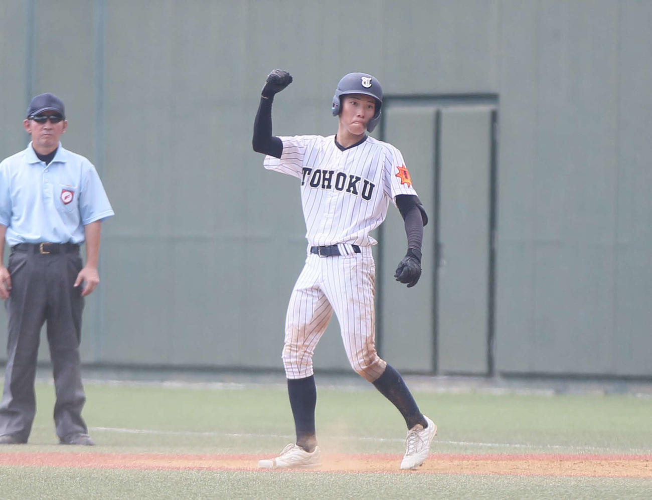 泉対東北　5回、左前打を放ちガッツポーズをする東北・松本（撮影・高橋香奈）