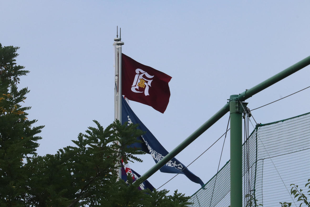 軟式野球部が全国大会初戦に挑んだ、広陵（広島）。試合会場の兵庫・明石トーカロ球場には校旗が掲揚された。