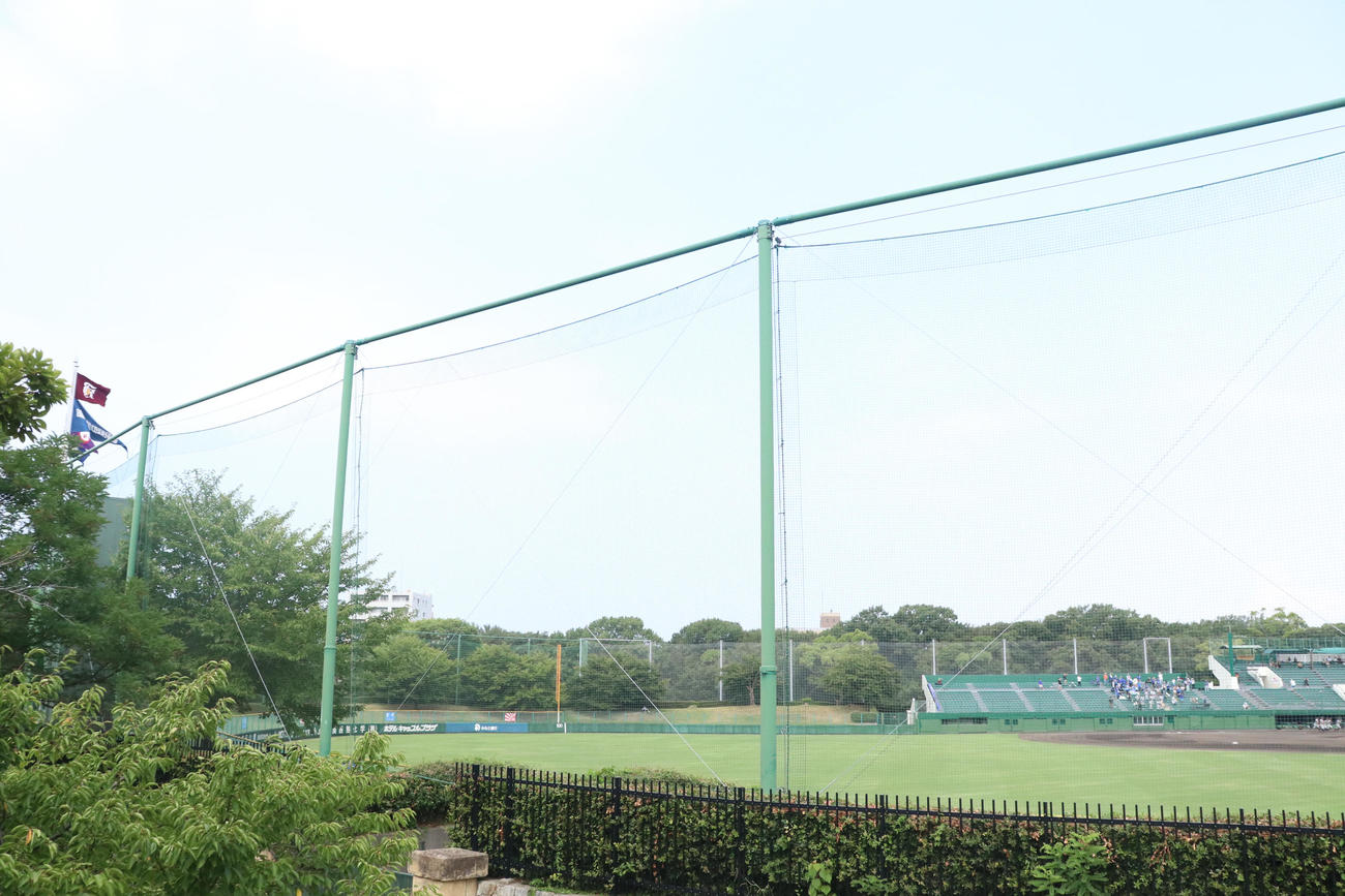 軟式野球部が全国大会初戦に挑んだ、広陵（広島）。試合会場の兵庫・明石トーカロ球場には校旗が掲揚された。