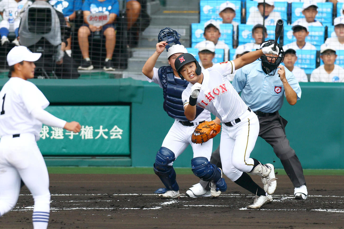 11日、県岐阜商戦の1回表1死二、三塁から先制打を放つ日大山形・佐藤塁