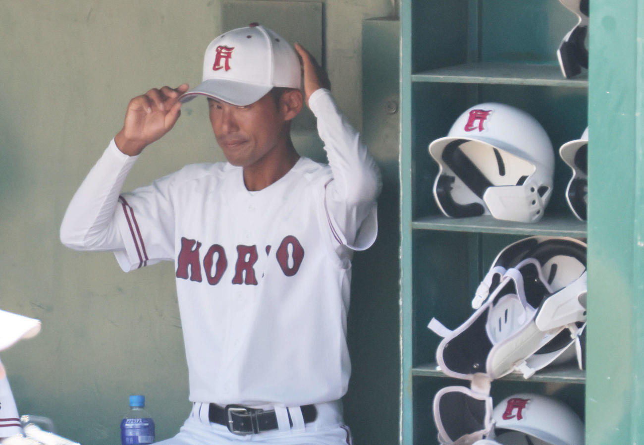 油木対広陵　初采配の広陵高校野球部の松本監督（撮影・加藤孝規）