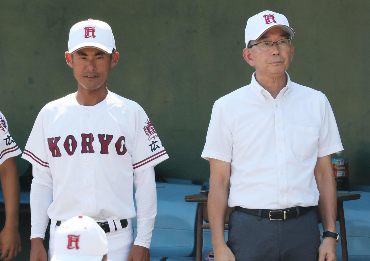 油木対広陵　初采配の広陵高校野球部の松本監督（左）と瀧口部長（撮影・加藤孝規）