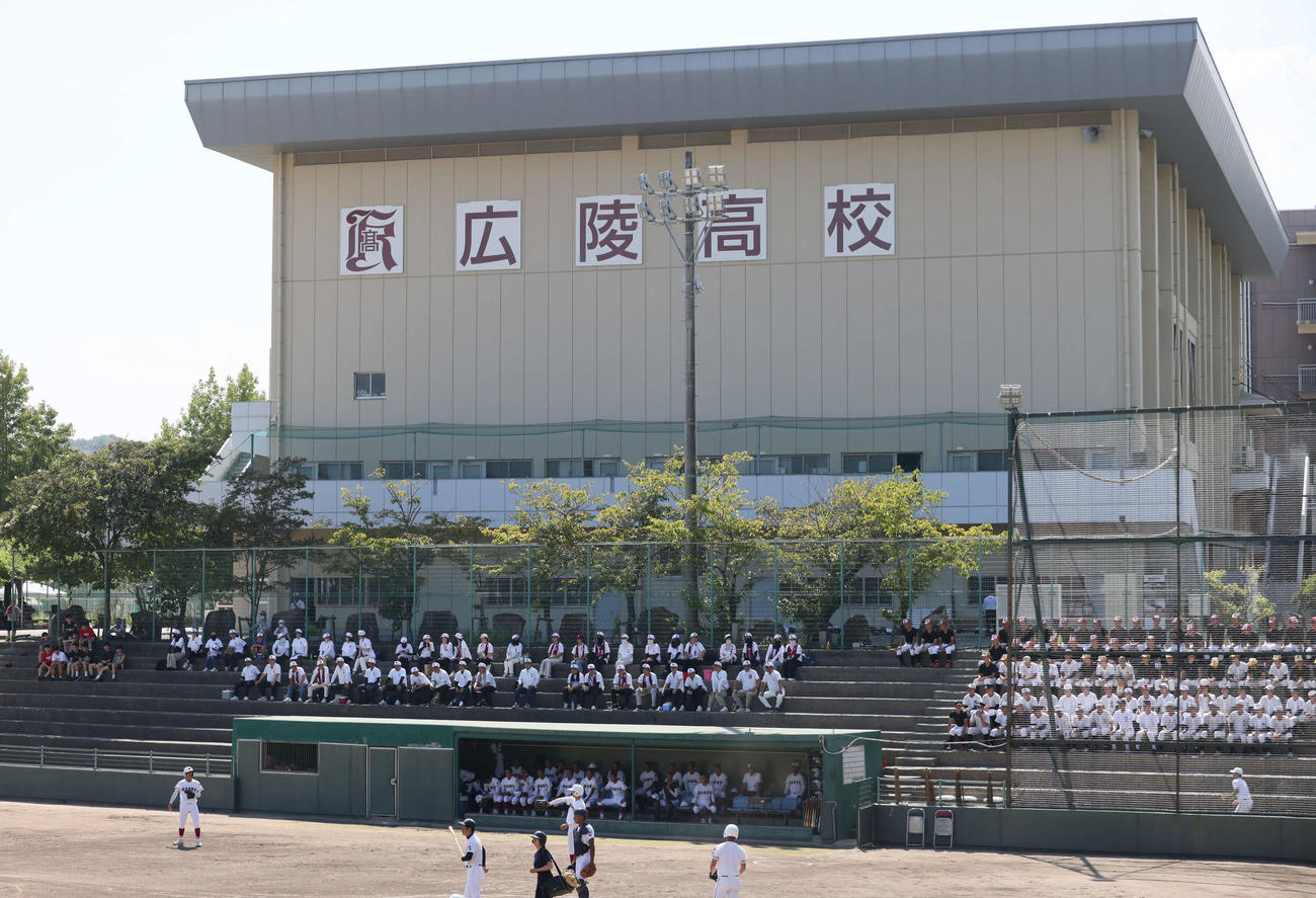 油木対広陵　広陵高校野球部の松本監督、瀧口部長初采配の試合が行われた（撮影・加藤孝規）