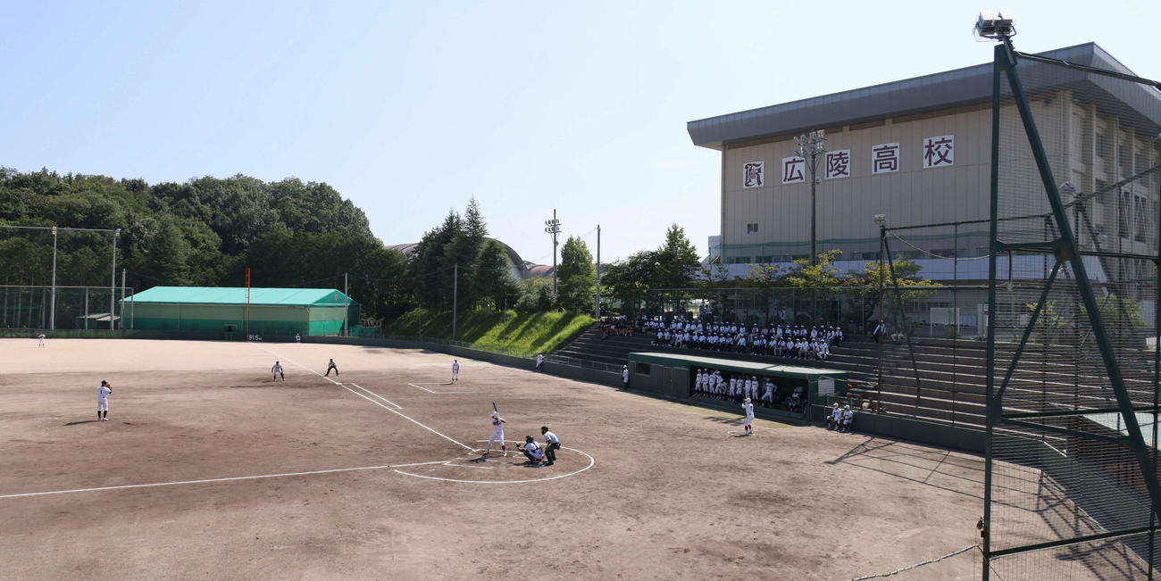 油木対広陵　広陵高校野球部の松本監督、瀧口部長初采配の試合が行われた（撮影・加藤孝規）