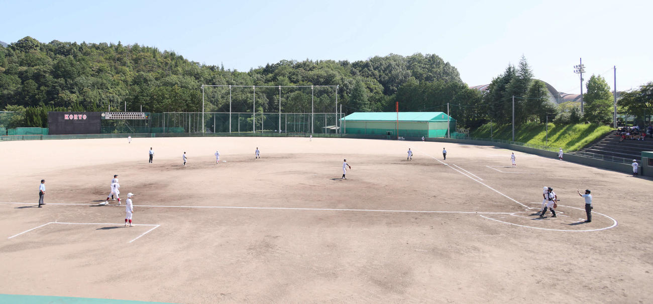 油木対広陵　広陵高校野球部の松本監督、瀧口部長初采配の試合が行われた（撮影・加藤孝規）